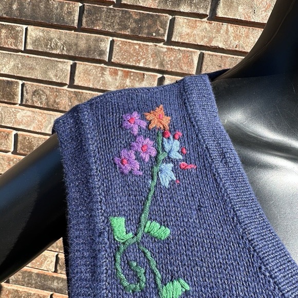 Studio Collections Sweater Vest Womens Size Medium Floral Embroidered‎ Knit Blue - Picture 8 of 12